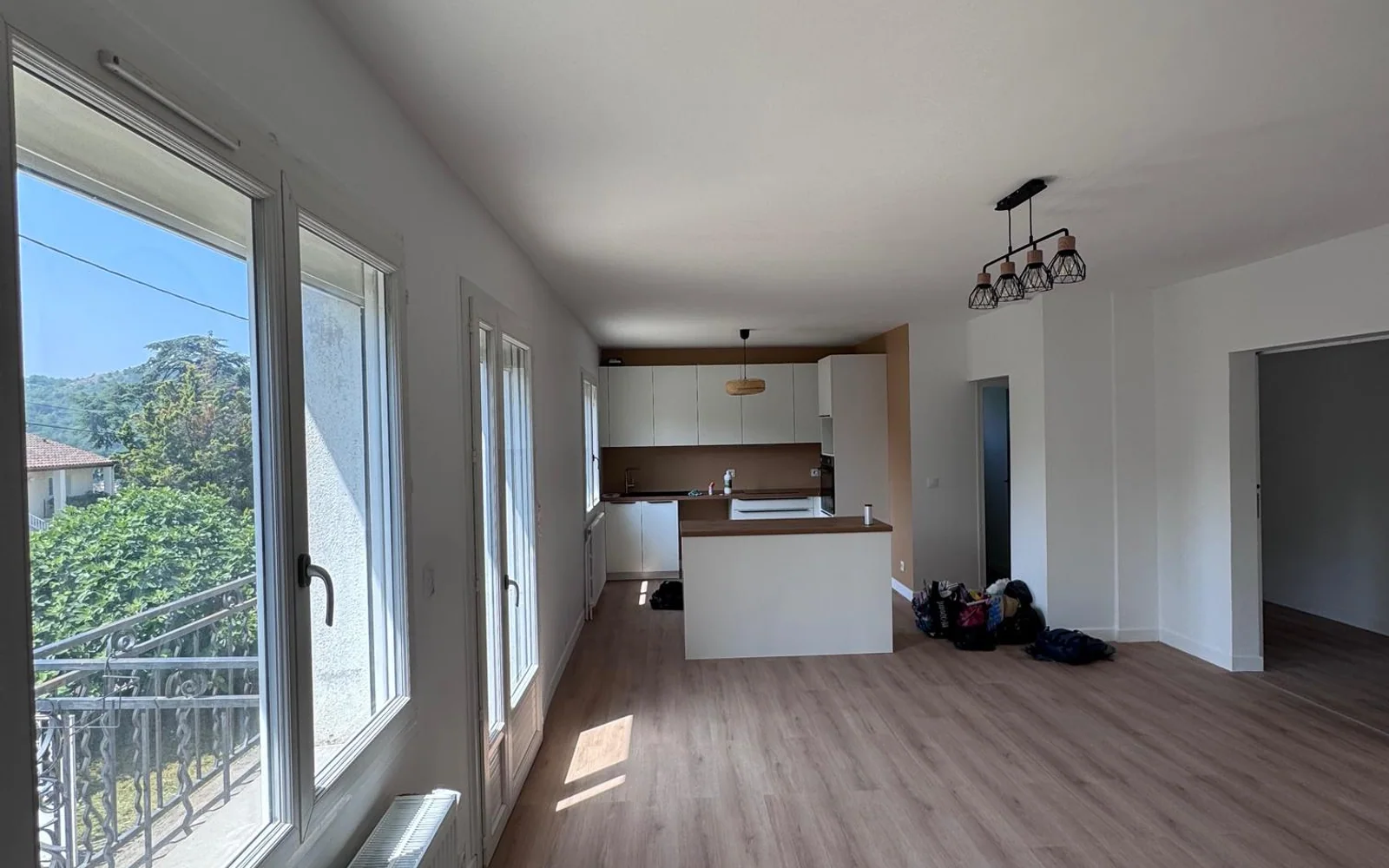 Pièce de vie rénovée avec sol bois
